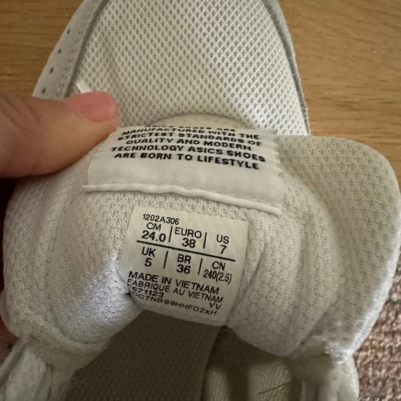 ASICS Lyte Classic - like new! - Picture 3 of 4